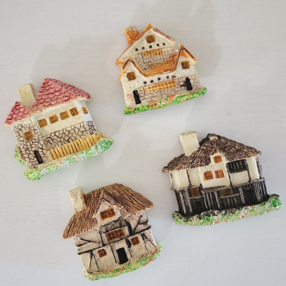 VINTAGE ✨️ (4) Miniature Ceramic House Magnet Set